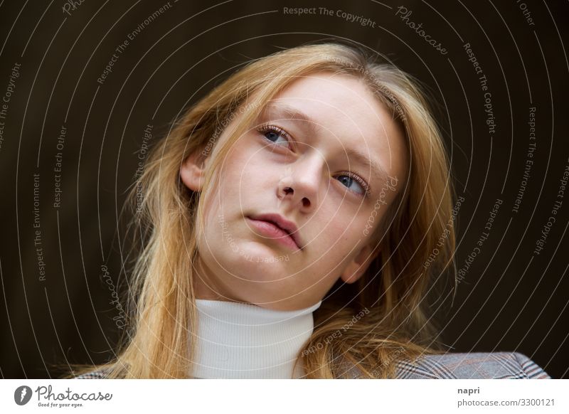 Portrait M | skeptisch feminin Junge Frau Jugendliche 1 Mensch 18-30 Jahre Erwachsene Blick authentisch blond schön natürlich braun Gefühle Coolness Erwartung