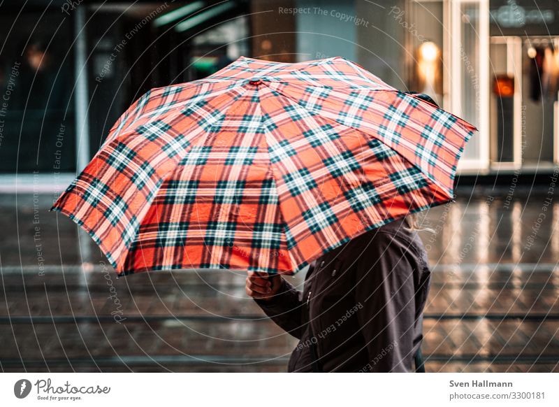 Umbrella Mensch feminin Frau Erwachsene Hand 1 18-30 Jahre Jugendliche schlechtes Wetter Regen Stadt Stadtzentrum Jacke Regenschirm gehen rot Farbfoto