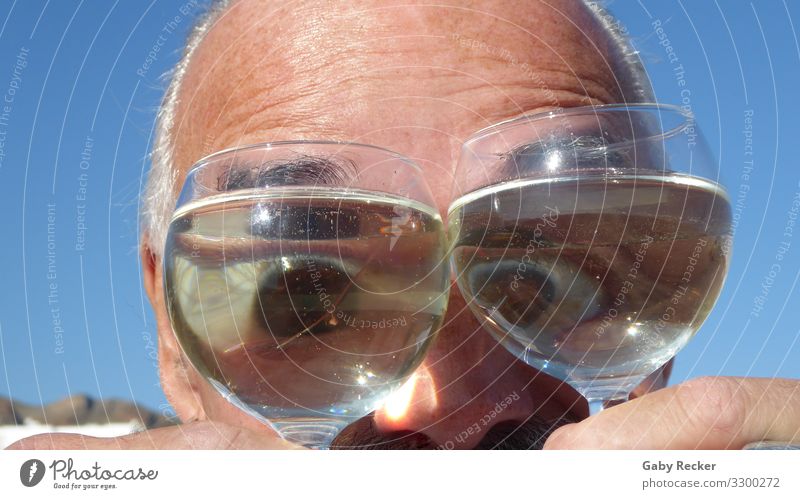 Glubschaugen durch das Weinglas betrachtet Mensch maskulin Mann Erwachsene Leben Kopf Auge 1 45-60 Jahre Stimmung Freude Fröhlichkeit Coolness lustig Farbfoto