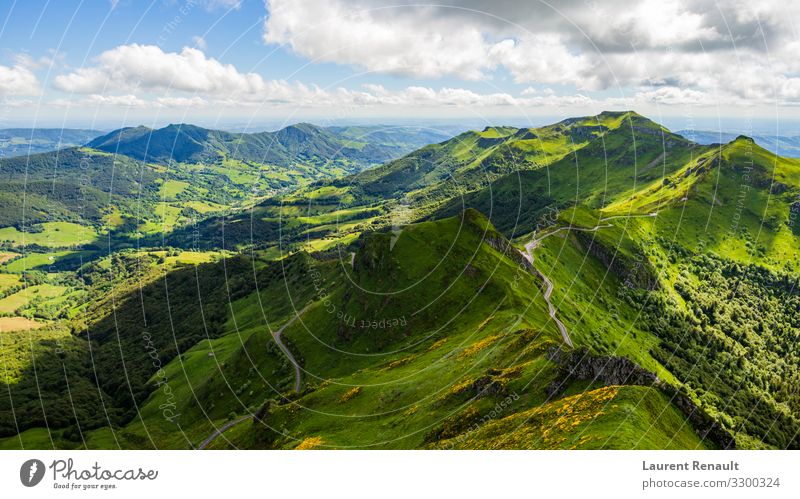 Vulkanische Berge von Puy Mary aus gesehen Ferien & Urlaub & Reisen Tourismus Berge u. Gebirge Natur Landschaft Park Alpen Gipfel grün Frankreich Auvergne