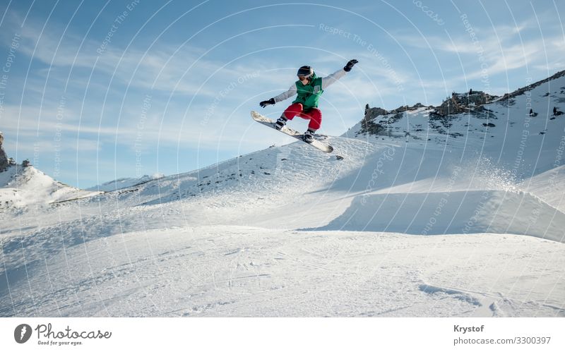 Springender Snowboarder Sport Natur Eis Frost Schnee Stimmung Alpen Österreich Winter springen Farbfoto Außenaufnahme Tag Weitwinkel Blick nach vorn