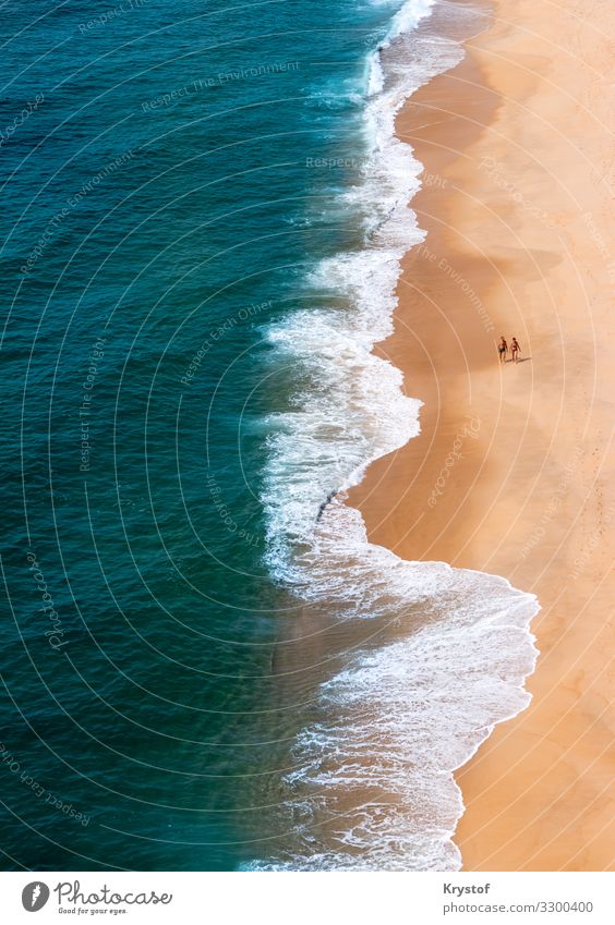 Minimalistischer Strand Mensch Natur Landschaft Meer frisch Portugal Mistbiene Farbfoto Vogelperspektive Weitwinkel