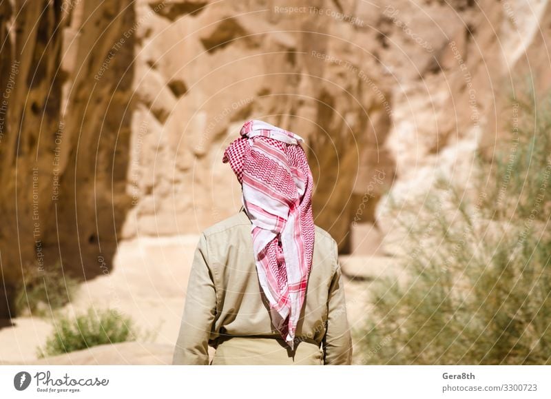 Der Beduine in Weiß geht in der Schlucht in der Wüste exotisch Ferien & Urlaub & Reisen Tourismus Sommer Berge u. Gebirge Mensch Mann Erwachsene Natur