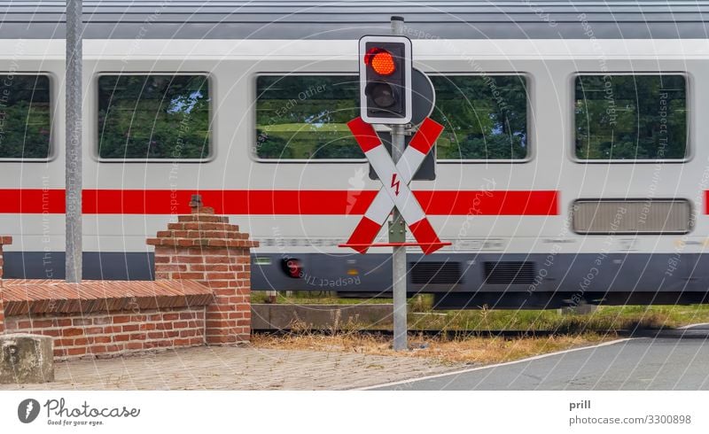level crossing Ampel Eisenbahn Lokomotive Bahnübergang Andreaskreuz Geschwindigkeit gefährlich eisenbahnlinie schnittfläche Übergang bahnschienenübergang