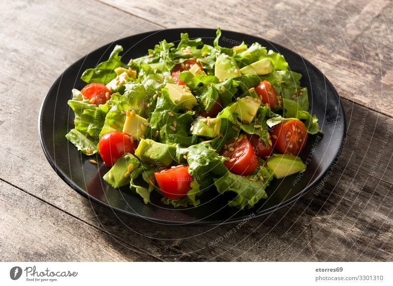 Salat mit Avocado, Kopfsalat, Tomaten und Leinsamen Kirsche Entzug Diät Lebensmittel Gesunde Ernährung Foodfotografie frisch Feinschmecker grün Gesundheit