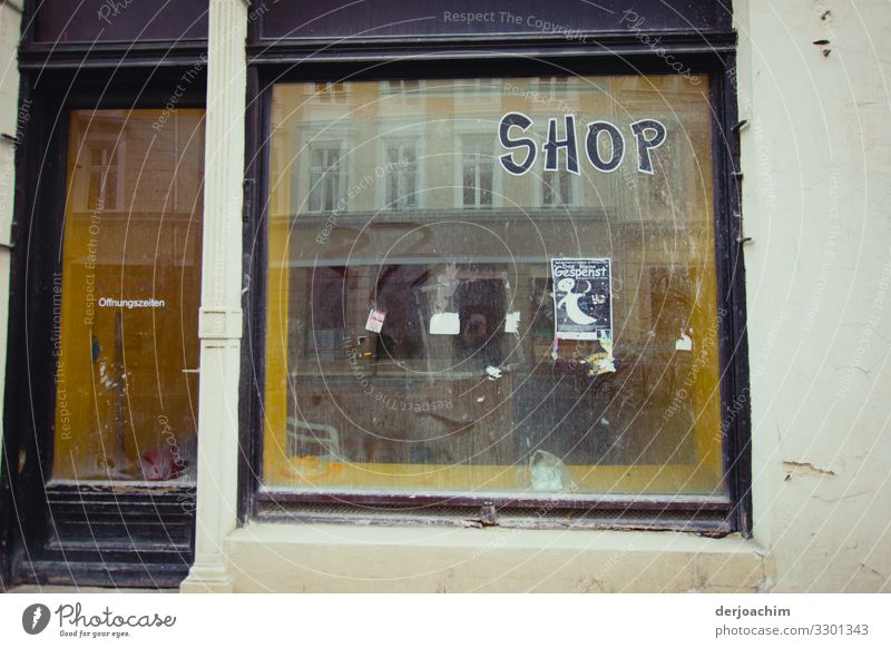Shop mit Gespenst. Ein verlassenes Geschäft - SHOP - mit kleinem Plakat auf dem ein Gespenst zu sehen ist. kaufen ruhig Dekoration & Verzierung Handel Sommer