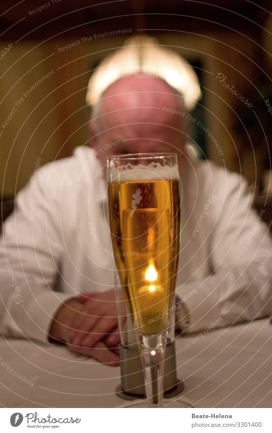 Feierabend: Mann lässt sich und sein Bierglas ehrfürchtig erleuchten von vorne und hinten Weißes Hemd Pause Arbeitsende Entspannung Glas Erleuchtung Licht