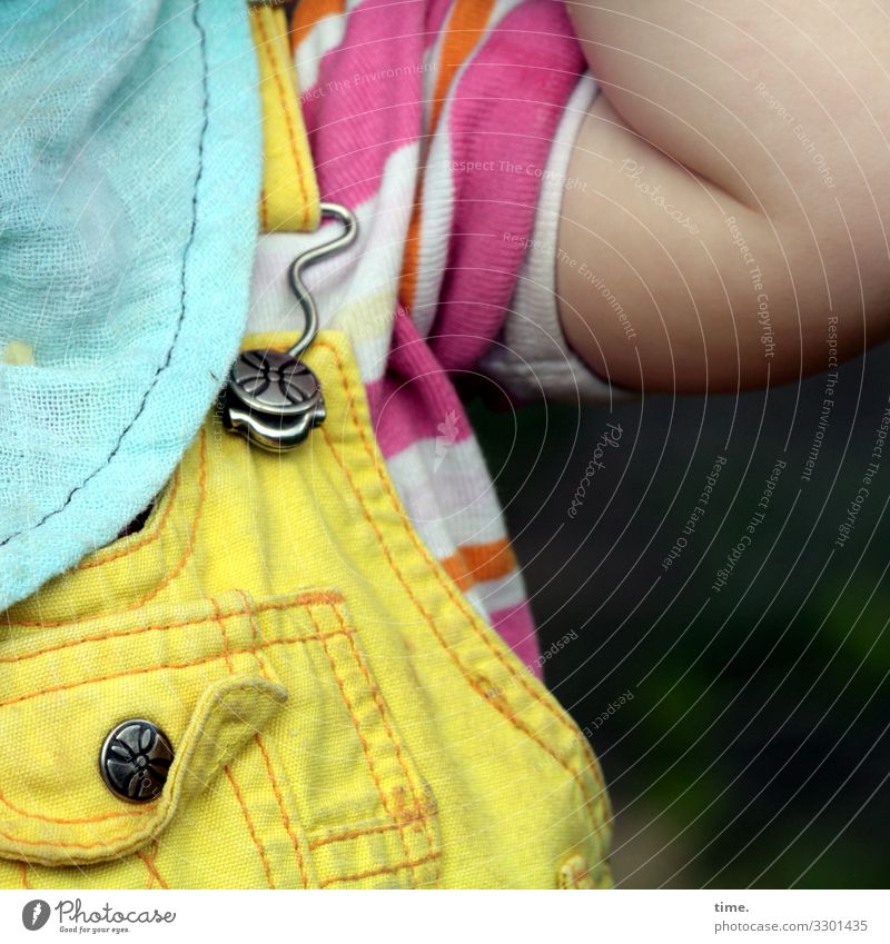 Mittagstisch kind pullover kinderkleidung latz lätzchen arm ellenbogen detail gelb türkis gestreift latzhose metall knopf falte umgeklappt