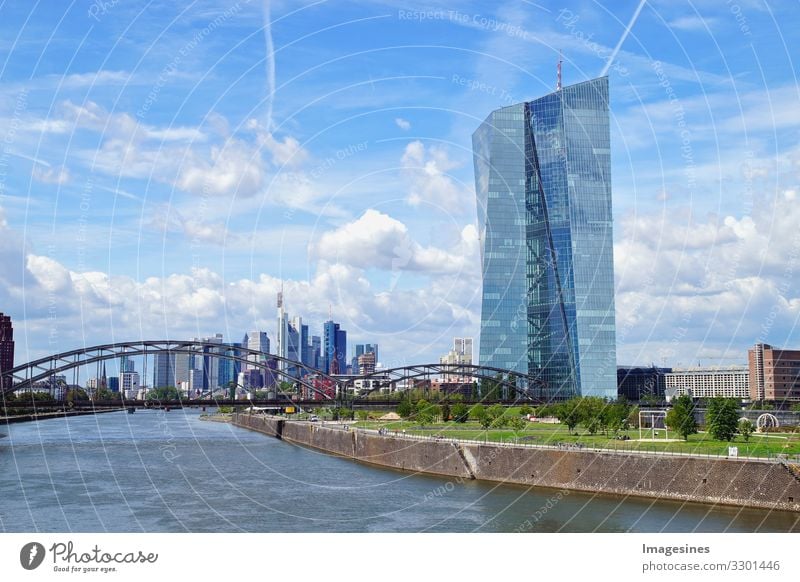 Blick auf den Main und die EZB mit der europäischen Skyline und dem Finanzzentrum von Frankfurt. Wolkenkratzergebäude in Deutschland auf Hintergrund des blauen Himmels. Geschäfts- und Finanzkonzept