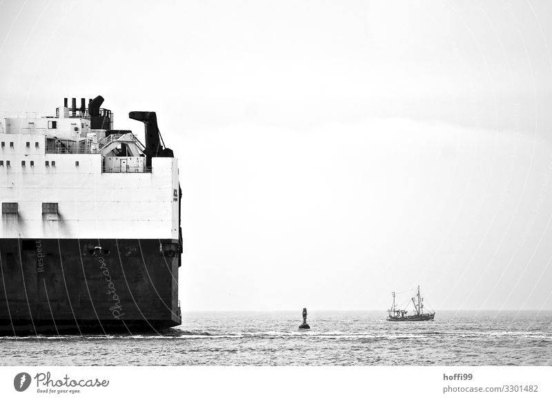 Segelboot und Containerschiff in Fahrrinne fahren aneinander vorbei Wasser Nordsee Ostsee Meer Verkehrsmittel Verkehrswege Schifffahrt Fischerboot
