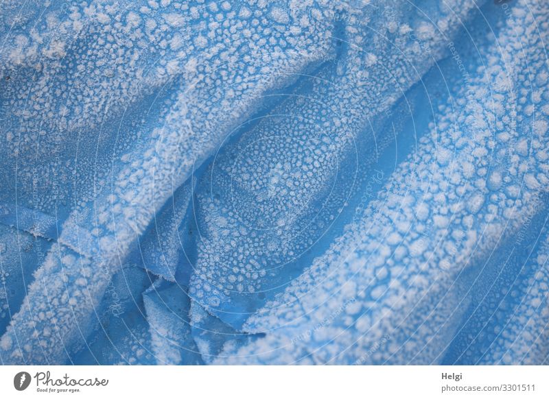 Eiszeit | blaue Plastikplane mit Falten ist bedeckt mit Raureif Frost Folie Faltenwurf Kunststoff festhalten frieren authentisch außergewöhnlich kalt weiß