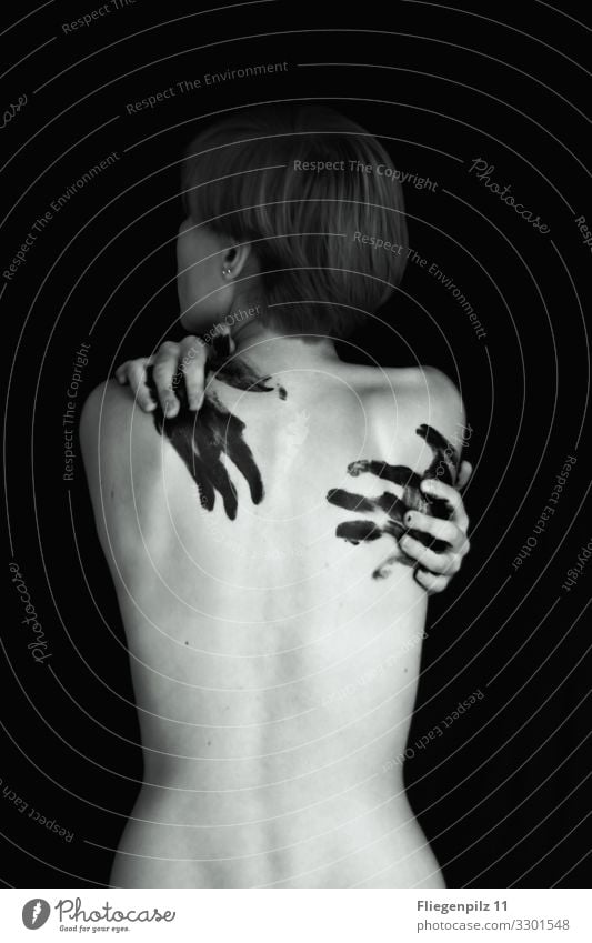 nackte Frau umarmt sich mit farbigen Händen Rücken Haut schwarz Farbe Umarmen Oberkörper erotisch schwarzer Hintergrund unheimlich kalt Kontrast Schatten