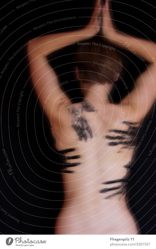 nackte Frau mit Handabdrücken Rücken Haut Hände schwarz Farbe Oberkörper erotisch schwarzer Hintergrund unheimlich kalt Kontrast Schatten Gefühle berühren
