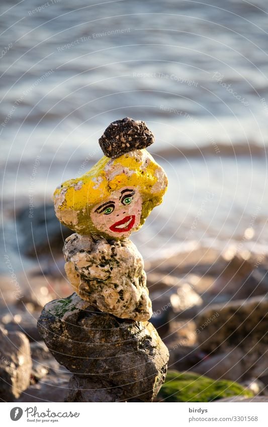 Frau Stein am Wasser Freizeit & Hobby Spielen feminin 1 Mensch Sommer See Fluss blond Steinfigur Blick authentisch fest Freundlichkeit nachhaltig niedlich