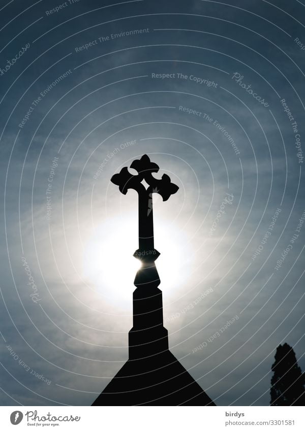 verherrlichung Himmel Wolkenloser Himmel Sonnenlicht Stein Zeichen Kreuz leuchten ästhetisch authentisch historisch hoch einzigartig blau schwarz weiß Ehre