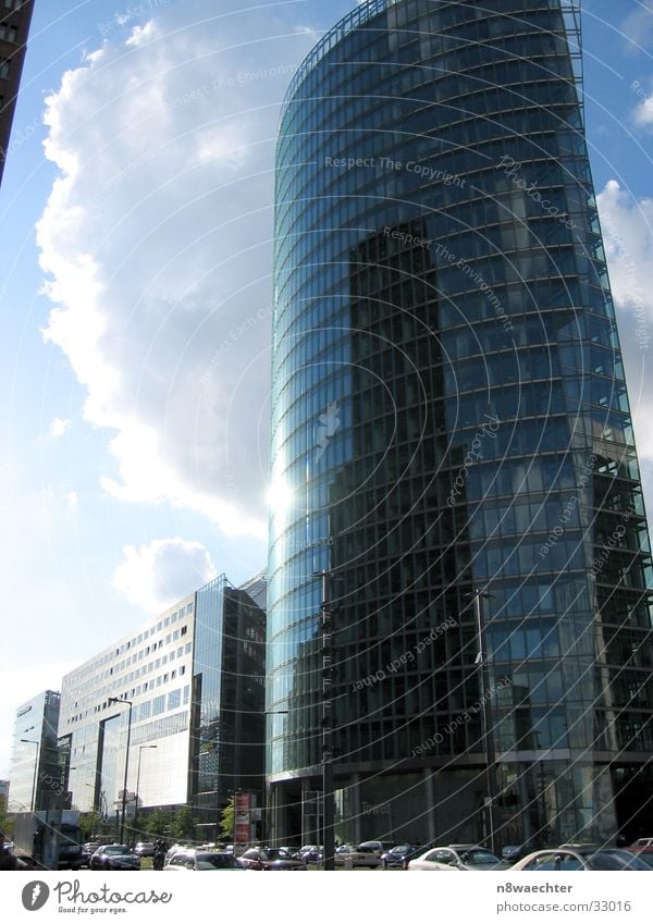 Im Spiegel der Zeit Hochhaus Glasfassade Potsdamer Platz Spiegelfront Wolken Architektur Berlin modern Himmel DB Reflexion & Spiegelung