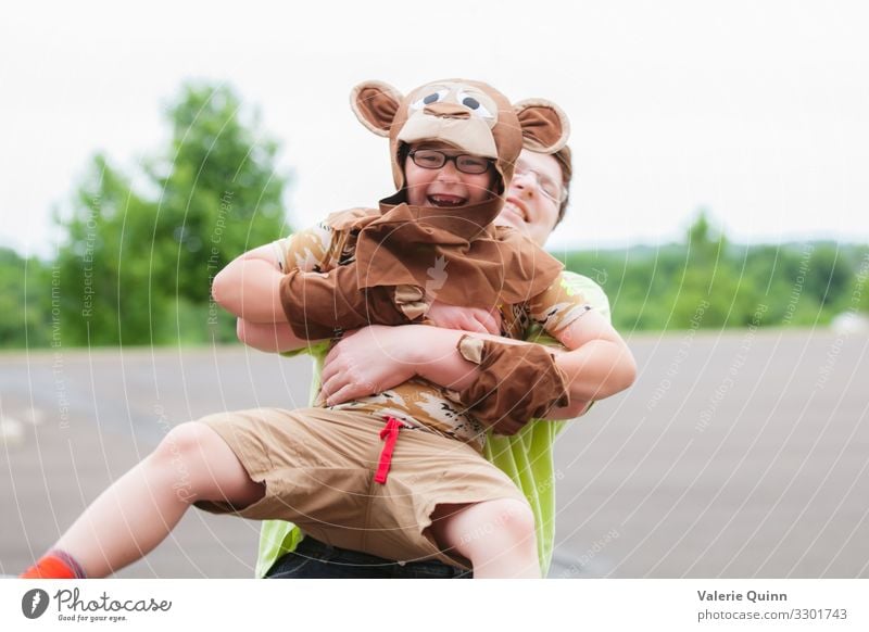 Kleiner Affe Junge Bruder 2 Mensch 3-8 Jahre Kind Kindheit 13-18 Jahre Jugendliche Lächeln lachen Fröhlichkeit Zusammensein niedlich Liebe Freude Kostüm