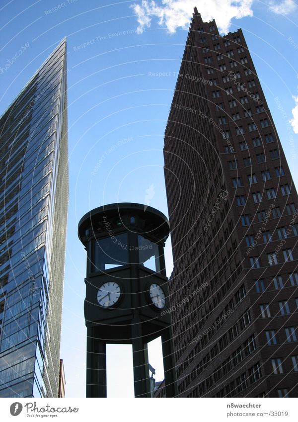 Vergangenheit und Gegenwart Potsdamer Platz Uhr historisch Hochhaus Architektur Berlin Hausschlucht Himmel blau stürzende Linien Kontrast