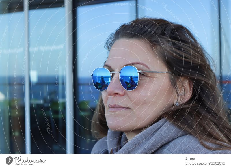 Frau mit Sonnenbrille schaut aufden Horizont im Meer Ferien & Urlaub & Reisen Kreuzfahrt Erwachsene 30-45 Jahre Kapuzenpullover brünett langhaarig beobachten