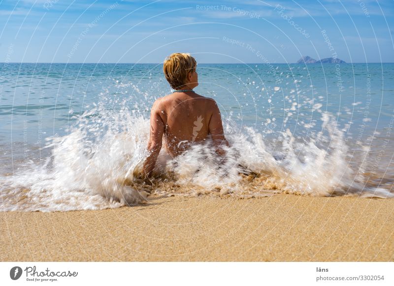 dem Meer verbunden sein I Frau sitzt in der Strand Ferien & Urlaub & Reisen Tourismus Ausflug Ferne Freiheit Sommer Sonne Sonnenbad Insel Wellen Mensch feminin