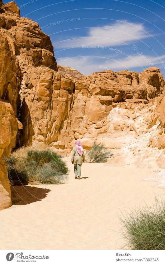 Beduinenwanderungen zwischen den Felsen in einer Wüstenschlucht in Ägypten exotisch Ferien & Urlaub & Reisen Tourismus Ausflug Sommer Berge u. Gebirge Mensch