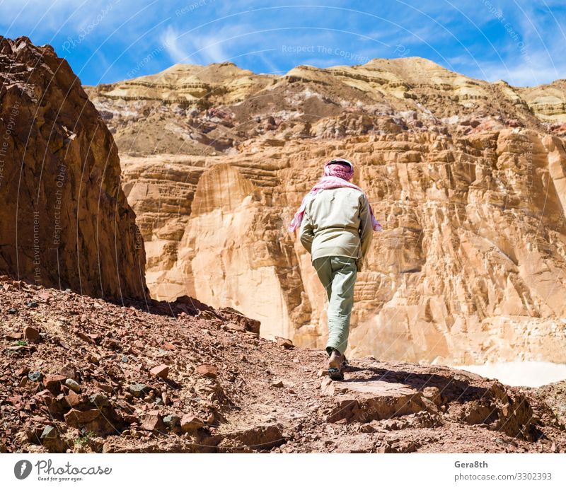 Beduine besteigen einen Berg in einer Schlucht in Ägypten Dahab exotisch Ferien & Urlaub & Reisen Tourismus Sommer Berge u. Gebirge Klettern Bergsteigen Mann