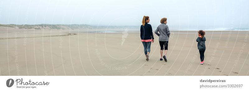 Drei Generationen weibliche Spaziergänge am Strand Lifestyle Kind Internet Mensch Frau Erwachsene Mutter Großmutter Familie & Verwandtschaft Sand Himmel Herbst
