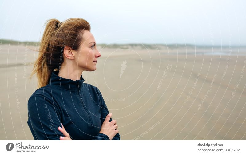Frau, die auf das Meer schaut. Lifestyle schön Meditation Strand Mensch Erwachsene Sand Herbst Nebel Denken Lächeln authentisch Gelassenheit Einsamkeit Zukunft