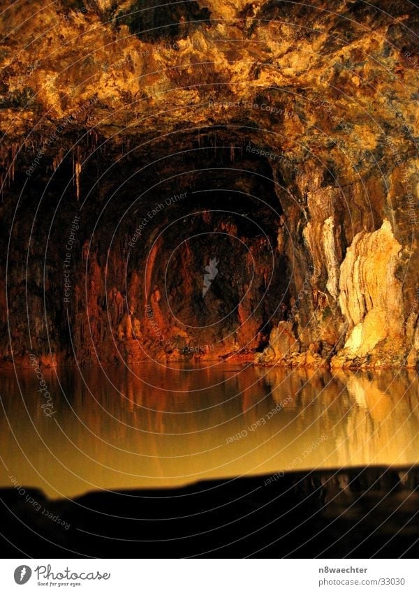Quellgrotte 1 Höhle Reflexion & Spiegelung dunkel Tropfsteine unterirdisch einzigartig schön Thüringen Wasser Stalagniten Stalagtiten Saalfeld