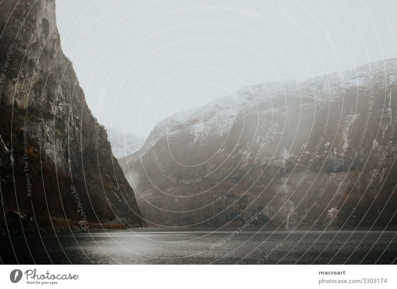 Landschaft in Norwegen Natur Außenaufnahme Berge u. Gebirge Wasser Farbfoto Fjord Menschenleer Ferien & Urlaub & Reisen Skandinavien Himmel Erholung Wolken
