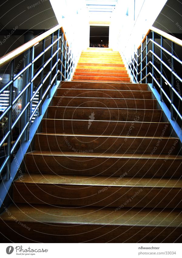 Treppe der Erleuchtung Licht Ferne Unendlichkeit braun gelb Architektur aufwärts Geländer Beleuchtung Niveau Perspektive Loch Tür hoch blau
