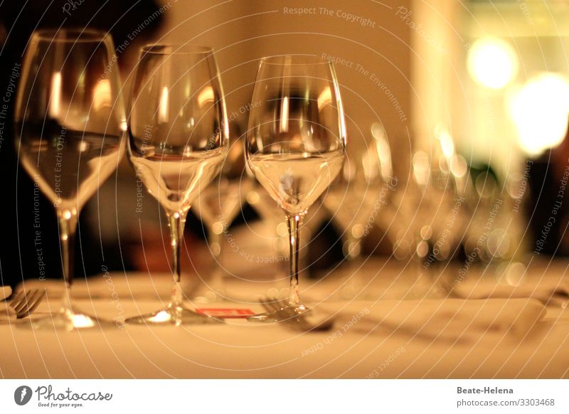 Gefüllte Gläser stehen bereit: Anstoßen auf ein gutes neues Jahr Silvester u. Neujahr Prosit Feste & Feiern Licht Nacht leuchten Sekt Wein Alkohol