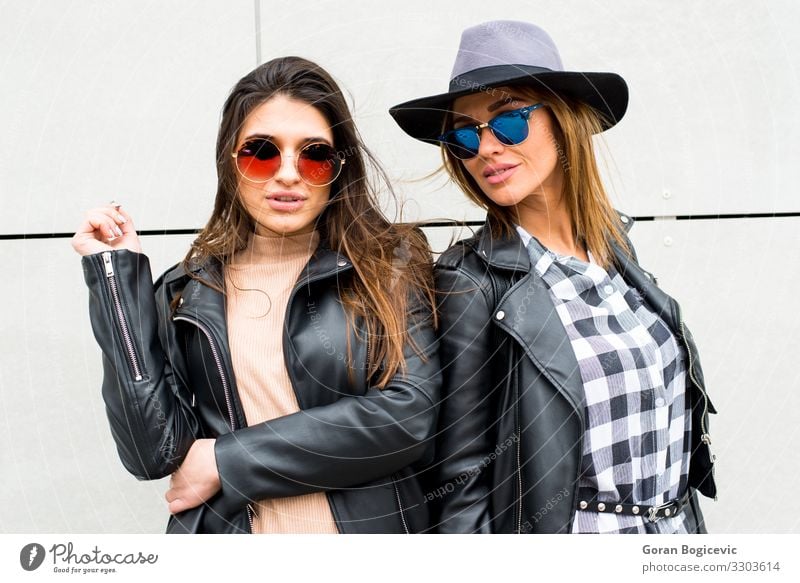 Zwei junge, moderne Mädchen auf der Straße Lifestyle Stil schön Mensch feminin Junge Frau Jugendliche Erwachsene Freundschaft 2 18-30 Jahre Mode Bekleidung