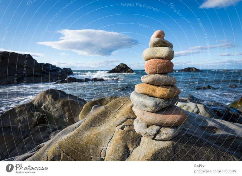 Gestapelte Steine an der schottischen Küste. Alternativmedizin Wellness Leben harmonisch Erholung Meditation Freizeit & Hobby Handarbeit