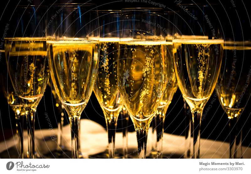 Der Hochzeits-Champagner Getränk Erfrischungsgetränk glänzend Glück Liebe trinken Farbfoto