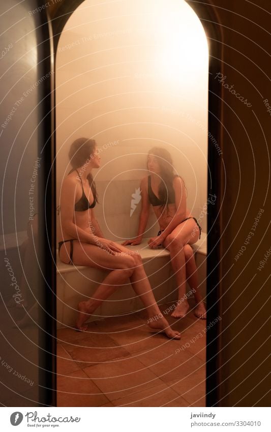 Zwei junge Frauen genießen Hammam oder türkisches Bad. Lifestyle Reichtum Glück Körper Behandlung Wellness Erholung Spa Sauna Freizeit & Hobby