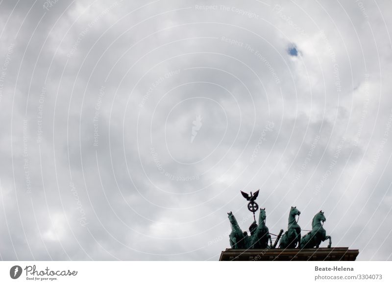 Trübe Zeiten mit Hoffnungsschimmer trübes Wetter trübe Zeiten Außenaufnahme grau wolkenverhangen Lichtblick Berlin Wahrzeichen Menschenleer Himmel Wolken