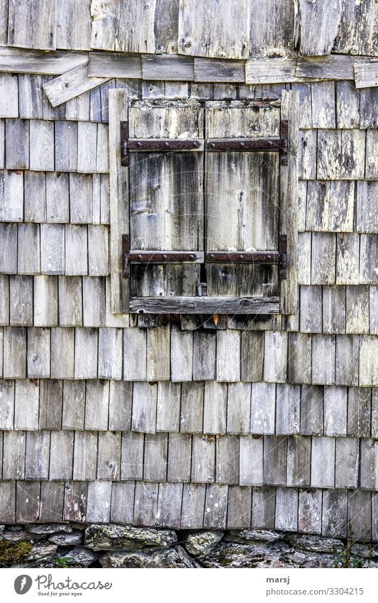Sturmgeschützt Hütte Gebäude Mauer Wand Fassade Fenster Fensterladen Dachziegel Schindelwand Holz alt kaputt natürlich träumen Traurigkeit Trauer Schmerz