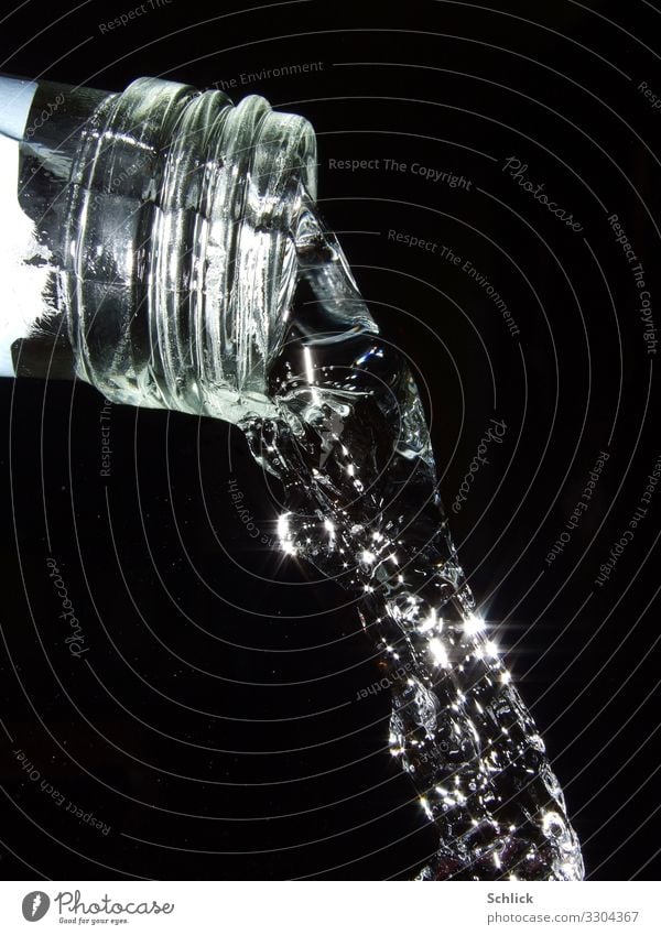 Trinkwasser Getränk Erfrischungsgetränk Flasche Glas Leben schwarz weiß Mineralwassser fließen Glasflasche Frische Gewinde harte Kontraste kontrastreich sauber