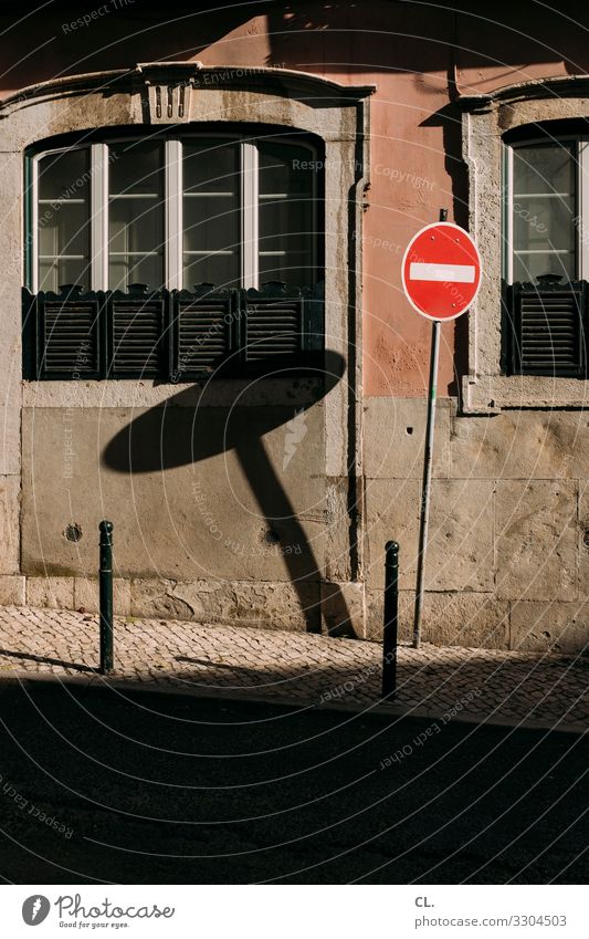 - Lissabon Portugal Stadt Menschenleer Haus Mauer Wand Fenster Verkehr Verkehrswege Straßenverkehr Wege & Pfade Verkehrszeichen Verkehrsschild Poller