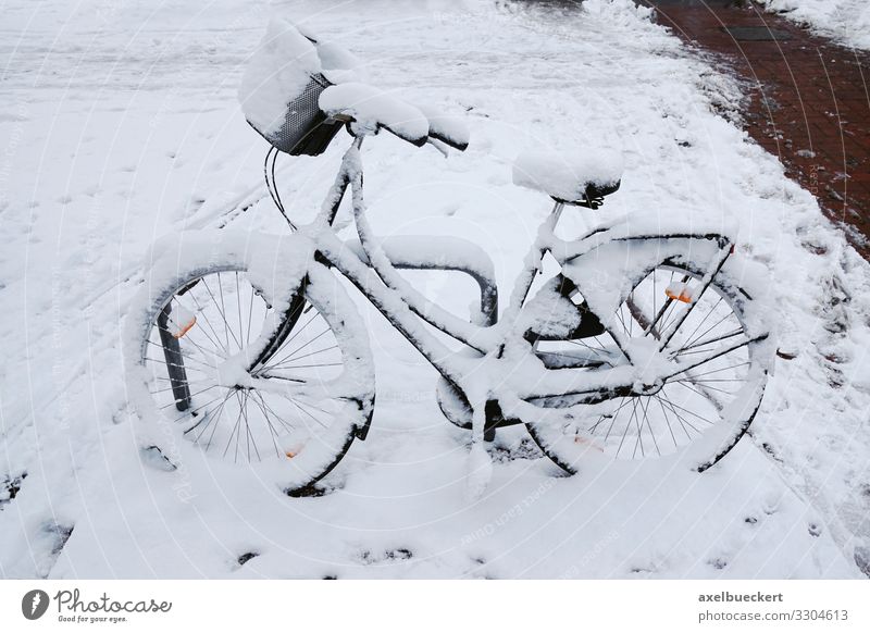 eingeschneites Fahrrad Lifestyle Winter Klima Wetter Eis Frost Schnee Schneefall Stadt Verkehr Verkehrsmittel Verkehrswege Straßenverkehr Fahrradfahren
