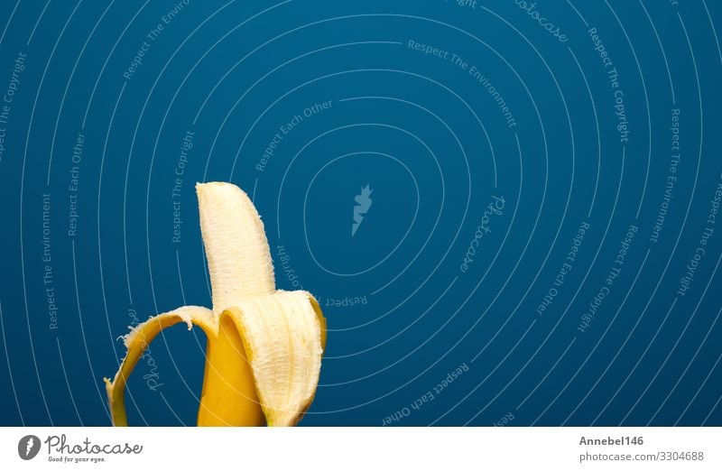 Geschälte gelbe Bananenfrüchte nahe dem blauen Hintergrund Frucht Dessert Ernährung Essen Vegetarische Ernährung Diät Design schön Sommer Mensch Frau Erwachsene