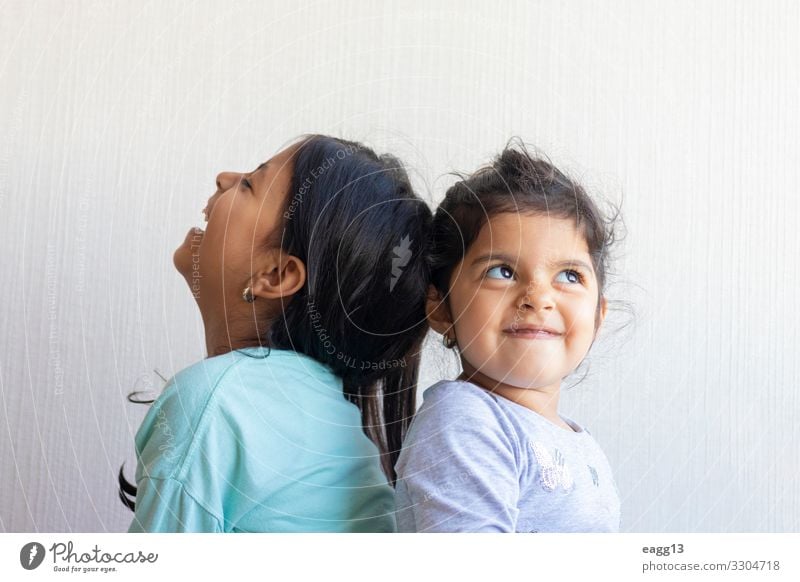 Zwei kleine Mädchen, die sich gegenseitig ansehen Lifestyle Freude Glück Gesicht Kind Schule Schulkind sprechen Mensch feminin Baby Kleinkind Schwester