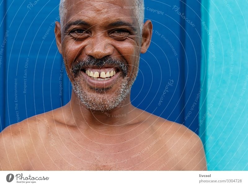 kubanischer mann in einer blauen straße , kuba Lifestyle Glück Leben Insel Mensch maskulin Mann Erwachsene Haut Kopf Gesicht Auge Ohr Nase Mund Lippen Zähne