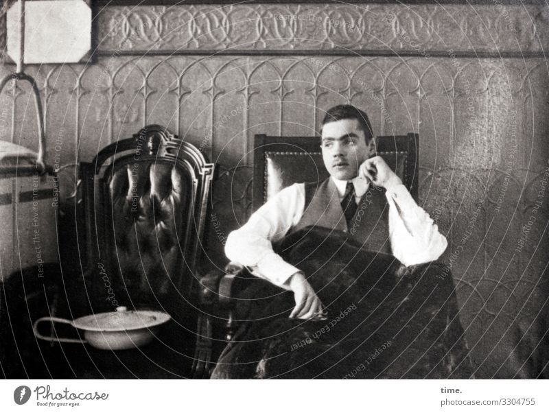 Zeitgeschichte | im Lazarett 1915 frustriert zimmer grau Bettpfanne sitzen sessel bett nachdenklich anzug kurzhaarig aufgestützt Blick zur Seite müde decke Wand