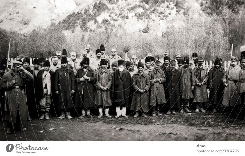 Zeitgeschichte | Kriegsgefangene 1916 krieg männer waffen stehen gruppe gefangenschaft kriegsteilnehmer erster weltkrieg Rumänien Siebenbürgen mantel hut mütze