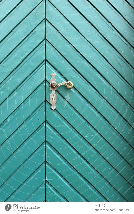 Tür mit Messingklinke Kleinstadt Stadtzentrum Menschenleer Burg oder Schloss Holz Metall grün türkis Eingangstür Griff verrückt Muster historisch