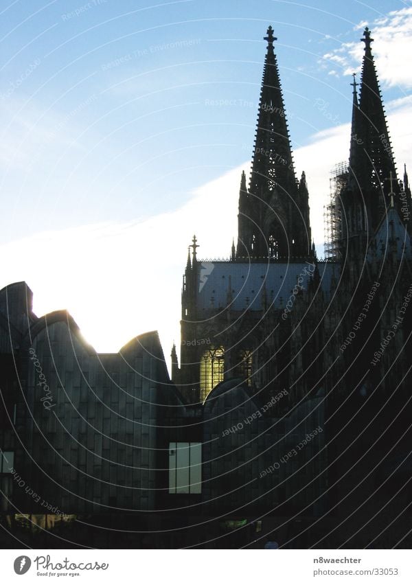 Museum und Dom Köln Fenster Beleuchtung Wolken Gotteshäuser alt neu Kontrast Sonne Turm Himmel blau