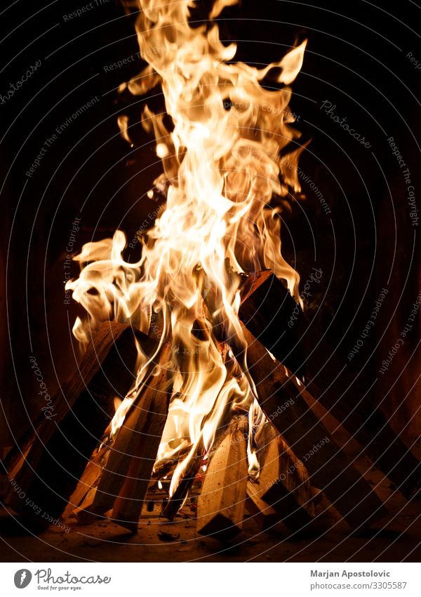 Feuer in einem Kamin Raum Weihnachten & Advent Silvester u. Neujahr Holz Rauch leuchten hell natürlich Wärme Macht Leidenschaft Geborgenheit Romantik Energie