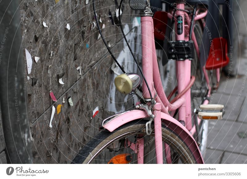 Rosa Fahrrad für Damen lehnt an Hausmauer Stil Freude Fahrradfahren trendy einzigartig rosa alt anlehnen Fahrradlicht Schnipsel Wand parken Pedal Farbfoto
